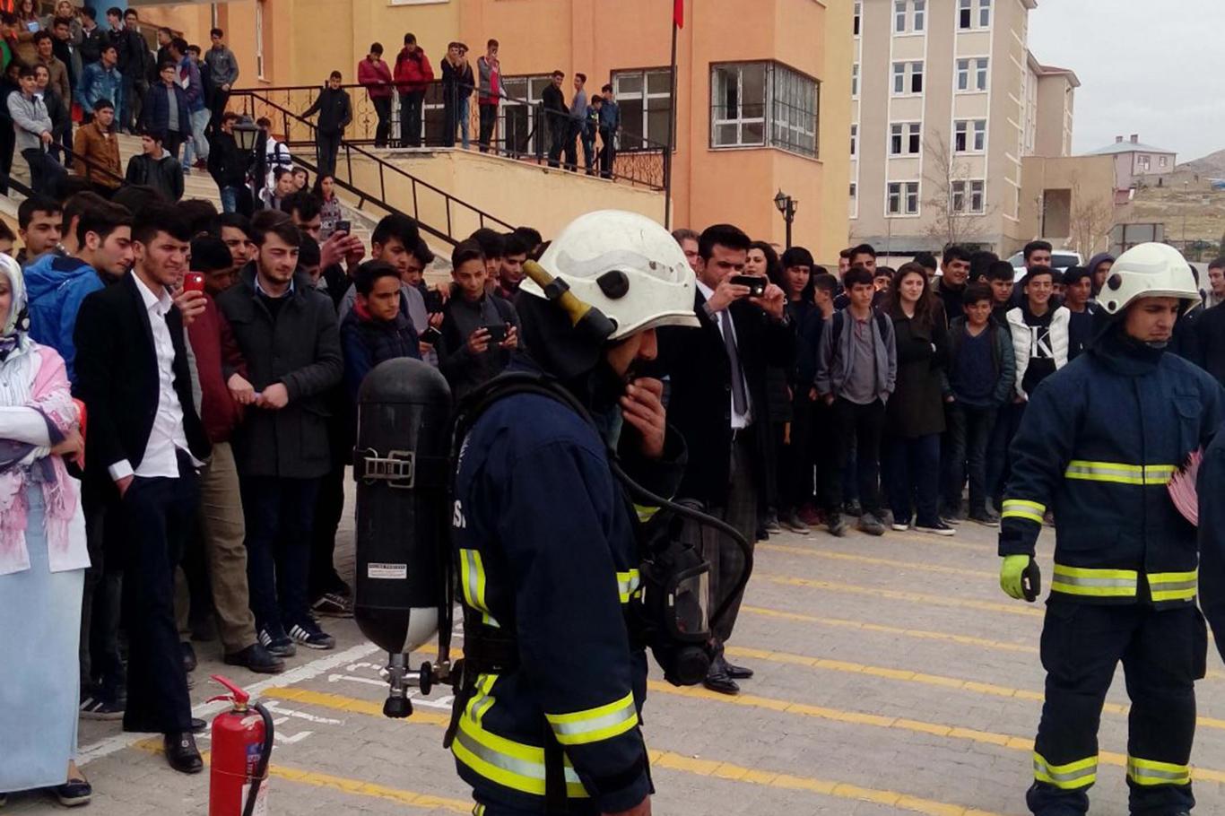 Van'da itfaiyeci eğitimleri sürüyor Van'da itfaiyeci eğitimleri sürüyor